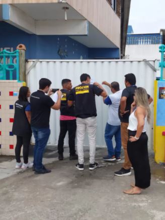 Procon interdita pousada na Praia do Pontal por irregularidades sanitárias e trabalhistas