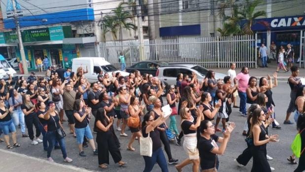 Professores de São Gonçalo fazem protesto e ocupam prédio da Prefeitura em defesa de direitos e 13º salário