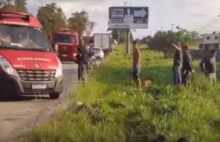 Grave acidente na RJ-106: Carreta atropela motociclistas em São Pedro da Aldeia