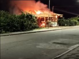 Incêndio destrói quiosque em Tamoios, mas área de proteção ambiental é preservada