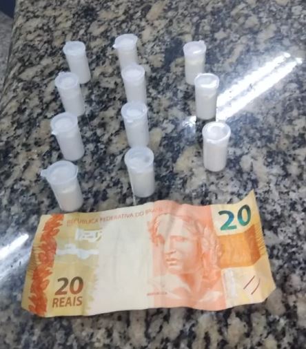 Jovem é detido por tráfico de drogas em Arraial do Cabo