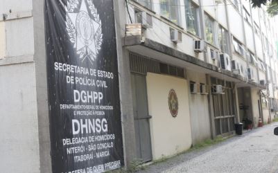 Homem é encontrado morto a tiros em prédio abandonado em São Gonçalo