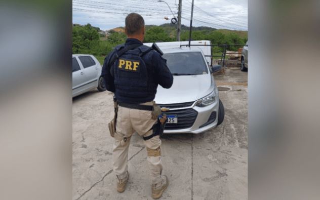 PRF apreende carro clonado em Rio Bonito e condutora acaba detida