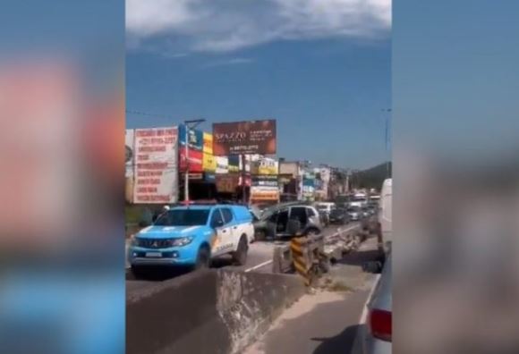 Colisão entre veículos causa danos e interdição parcial na RJ-104, em São Gonçalo