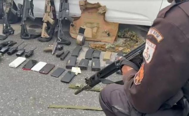 Ação policial em Itaboraí termina com três presos, um suspeito morto e arsenal apreendido