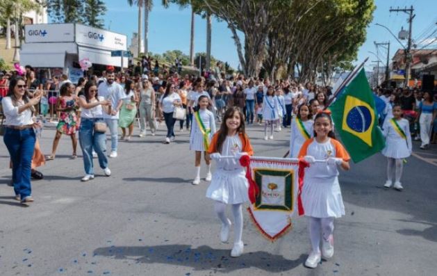 Silva Jardim celebra 184 anos com desfile cívico e mais de 3 mil alunos nas ruas